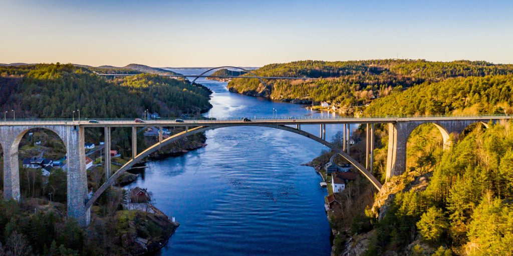 Flygfoto över Svinesundsbroarna.