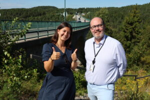 Denise Nilsson fra Svinesundskomiteen og Nicholas Richards fra Halden kommune. Foto: Anja Lillerud
