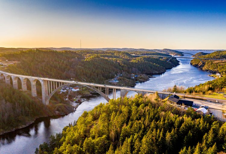 Drönarbild över Svinesundsbroarna.