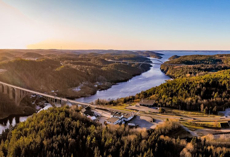 Gamla och nya Svinesundsbron från ovan.