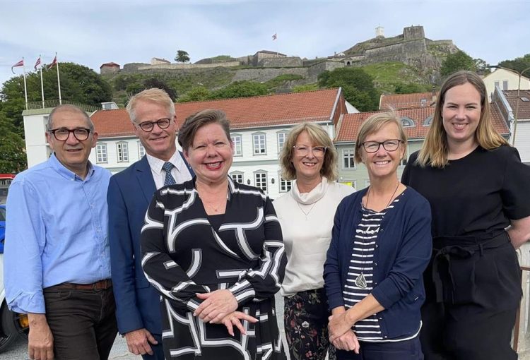 Fra venstre: Bijan Zainali, vice ordførande i regionutvecklingsnämnden, Västra Götalandsregionen, Johan Edvard Grimstad, fylkesråd for næring og tannhelse, Siv Henriette Jacobsen, fylkesrådsleder Viken fylkeskommune, Annika Tännström ordförande, regionutvecklingsnämnden, Kristina Jonäng, ordförande regionutvecklingsnämnden, Västra Götalansregionen, Tonje Kristensen, fylkesråd for kultur og mangfold i Viken fylkeskommune. Foto: Viken fylkeskommune